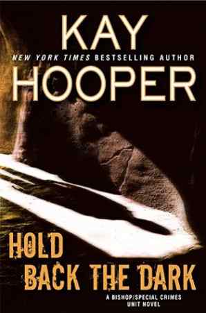 Kay Hooper Hold Back the Dark